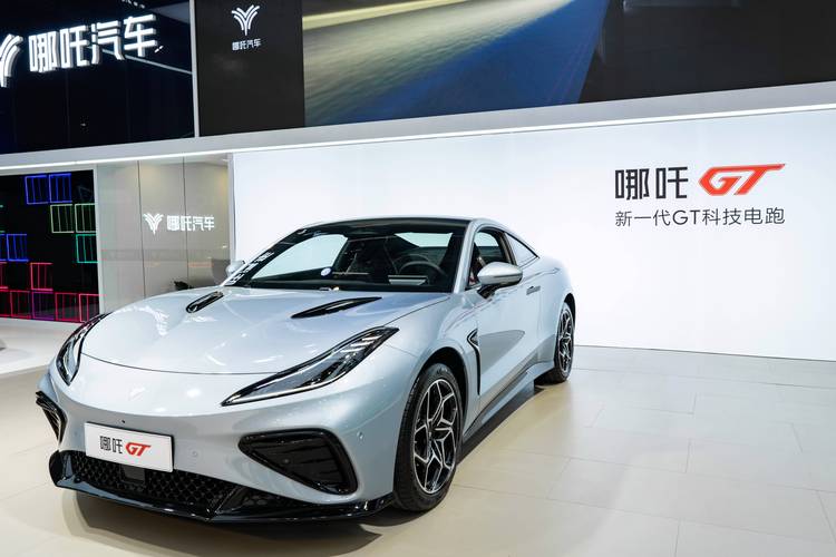 佛山259哪吒汽车在智能汽车领域的表现，领途汽车在新能源汽车市场中的影响力